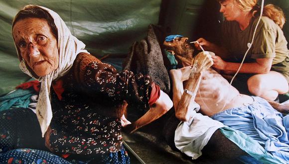 Una anciana musulmana y su marido reciben tratamiento por las heridas que les infligieron las fuerzas militares serbias cuando huían del enclave de Srebrenica, en el este de Bosnia, el 11 de julio de 2023. (Foto de ODD ANDERSEN / AFP)