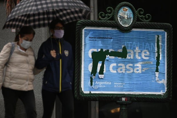 Para saber si estás entre los beneficiarios, debías ingresar a la página oficial de la Anses y una vez dentro, a la pestaña del Ingreso Familiar de Emergencia (Foto: AFP)