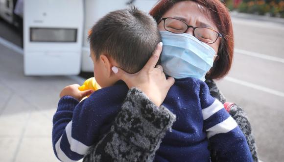 Además de síntomas como la fiebre y tos seca, el coronavirus puede causar dificultad respiratoria en las personas más vulnerables.(Foto: AFP)