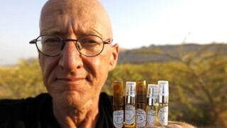 Guy Erlich, el granjero que "resucita" perfumes de la Antigüedad cerca del mar Muerto