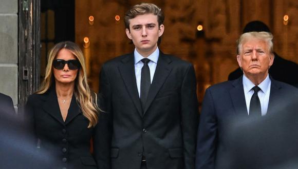 El expresidente estadounidense Donald Trump (centro derecha) junto a su esposa Melania Trump (centro izquierda) y su hijo Barron Trump (centro) el 18 de enero de 2024. (Foto: Giorgio Viera/AFP)