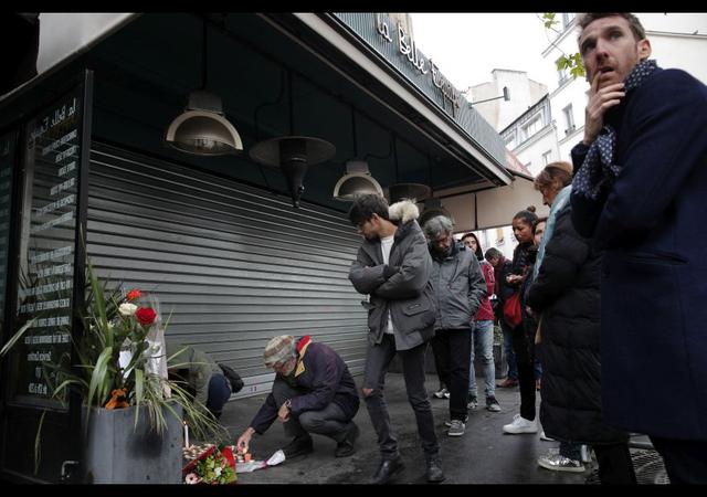 París recuerda a los 130 fallecidos en los ataques terroristas - 10