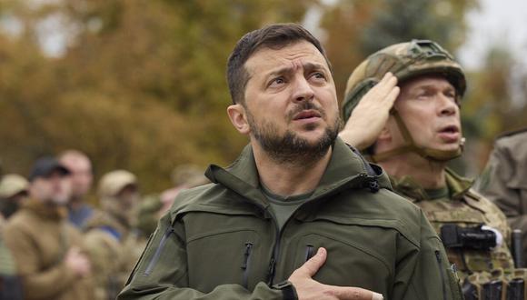 Un soldado ucraniano se ve de pie en Izium tras el presidente Volodymyr Zelensky, en la región de Járkiv, Ucrania, el martes 13 de septiembre de 2022. (Foto de AP)