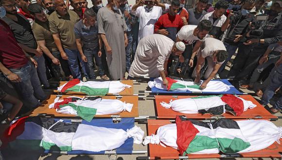 Los palestinos participan en el funeral de la familia Abu Hatab en la ciudad de Gaza el 15 de mayo de 2021. Las 10 personas fallecieron producto del bombardeo de Israel. (Foto de MAHMUD HAMS / AFP).