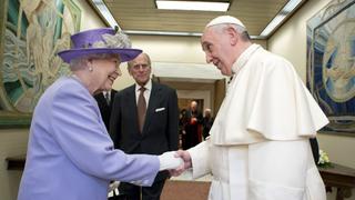 El histórico encuentro entre Isabel II y el Papa Francisco