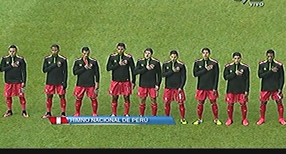Los jugadores de la Selección Peruana entonando el Himno Nacional en el estadio Hernando Siles de La Paz (Foto: captura)