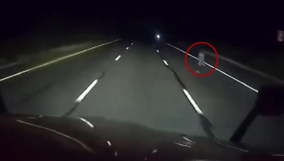 Un camionero grabó una extraña figura en la carretera de Arizona. | Foto captura: FOX 10 Phoenix / YouTube