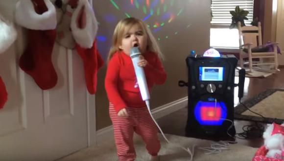 Niña que sufre extraña enfermedad se luce cantando karaoke