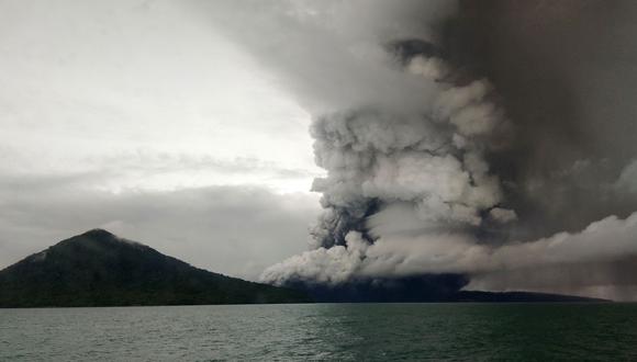Indonesia eleva la alerta por erupciones en el volcán Anak Krakatoa tras el tsunami. (AFP).