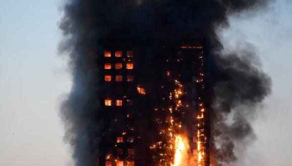 El incendio en la Torre Grenfell, en Notting Hill, fue reportado pasada la 1:15 de la madrugada, hora en Londres. (Foto: Reuters)