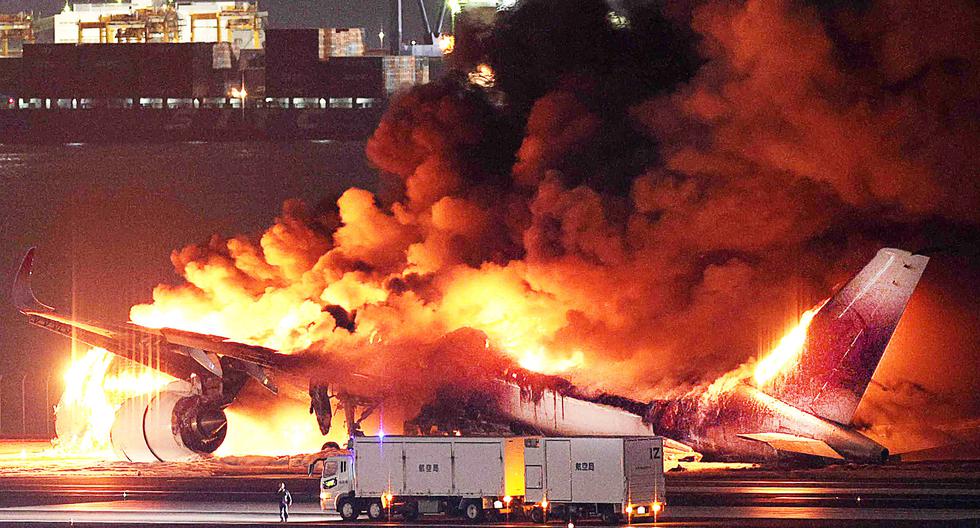 Un avión de Japan Airlines se incendia en la pista del aeropuerto Haneda de Tokio, Japón, el 2 de enero de 2024. (Foto de JIJI PRESS / AFP).