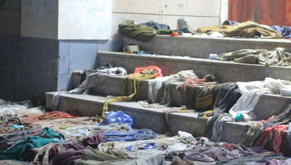 Una fotografía proporcionada por el Centro de Medios Houthi muestra las consecuencias de una estampida mortal en Sana'a, Yemen, el 19 de abril de 2023. Al menos 80 personas, incluidos mujeres y niños, murieron y decenas más resultaron heridas en una multitud aplastante en la capital yemení, Sana'a, como una donación de limosnas de Ramadán provocó una estampida (Foto: EFE/EPA/HOUTHI MEDIA CENTER)