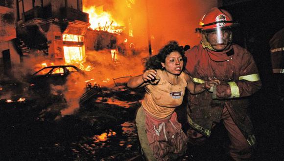 Una noche en el infierno. El fotógrafo Daniel Silva retrató el drama del incendio y sus imágenes estremecieron al país. Su trabajo esa noche le valió el Premio Courret.