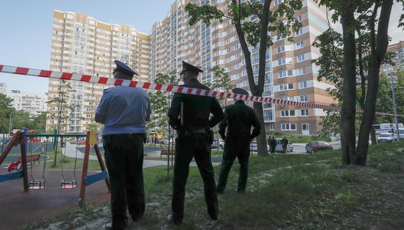 Policías rusos montan guardia cerca de un edificio residencial dañado luego de un ataque con drones en Moscú, Rusia, el 30 de mayo de 2023. EFE/EPA/YURI KOCHETKOV