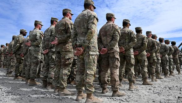 Imagen referencial | Los soldados estadounidenses se ponen firmes en la base de entrenamiento militar del Ejército de los Estados Unidos en Grafenwoehr, en el sur de Alemania, el 13 de julio de 2022. (Foto de Christof STACHE / AFP)
