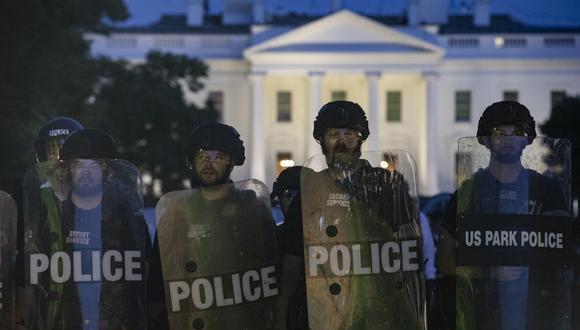 La policía custodia la Casa Blanca ante la presencia de manifestantes que exigen justicia para George Floyd. (Foto: Samuel Corum / AFP).