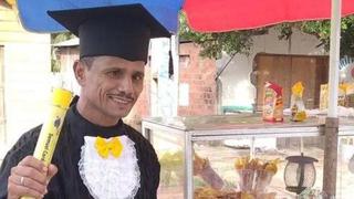 Vendedor ambulante cumple el sueño de graduarse de la universidad a los 52 años