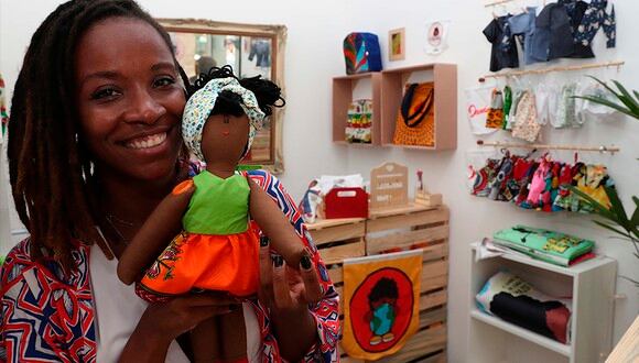 Jaciana Melquiades, dueña de la tienda "Era uma vez o mundo", posa con la muñeca "Dandara", las más vendida en Río. (EFE)