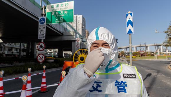 Un oficial de policía de Shanghái con equipo de protección vigila una autopista después de que se decretara confinamiento para frenar el coronavirus. (EFE/EPA/ALEX PLAVEVSKI).