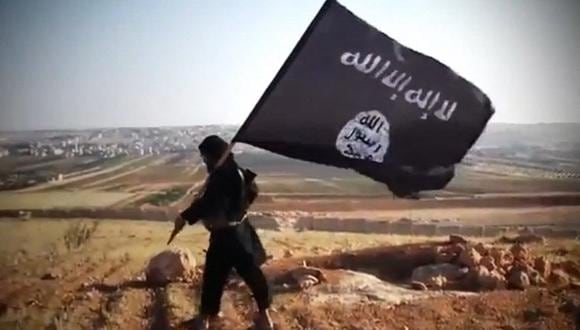 Una imagen tomada de un video subido a YouTube el 23 de agosto de 2013 muestra a un miembro del Estado Islámico en Irak. (AFP).