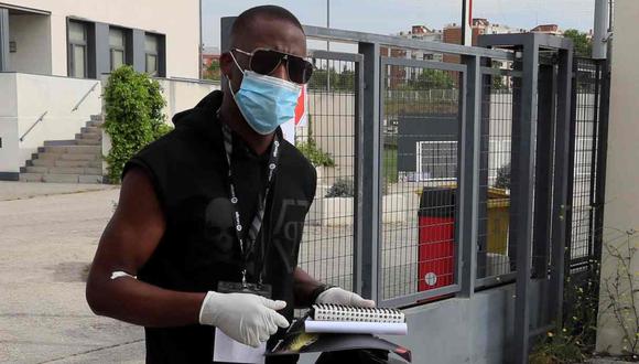 La experiencia de Luis Advíncula con la prueba del hisopado para detectar el Covid-19. (Foto: EFE)