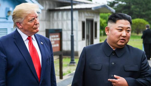 Un 30 de junio del 2019, el presidente de EE.UU., Donald Trump, y el líder norcoreano, Kim Jong-un, se encuentran en la línea divisoria que separa las dos Coreas. (BRENDAN SMIALOWSKI / AFP).