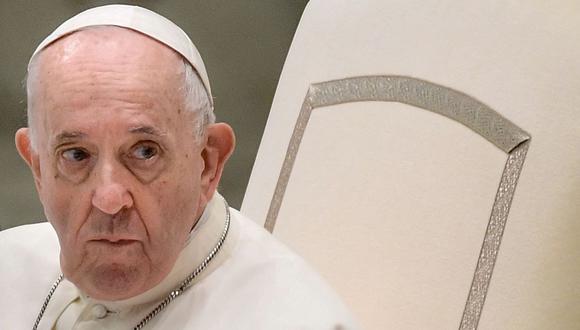 El papa Francisco observa durante la audiencia general semanal del 6 de octubre de 2021 en la sala Pablo VI del Vaticano. (Filippo MONTEFORTE / AFP).