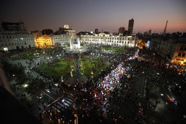 LIMA, 15 DE NOVIEMBRE DEL 2020

VIGILIA EN LA PLAZA SAN MARTIN POR LAS DOS PERSONAS MUERTAS EN LA SEGUNDA GRAN MARCHA NACIONAL EN CONTRA DE LA VACANCIA Y LA ASUNCION AL PODER DE MANUEL MERINO.

FOTOS: VIOLETA AYASTA / GEC