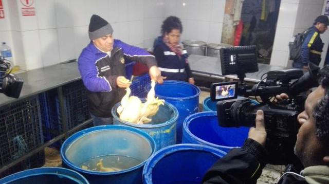 La operación se realizó la mañana de este viernes y durante la inspección comprobaron que estos locales no tenía el certificado que otorga el Servicio Nacional de Sanidad Agraria (Senasa). (Foto: Municipalidad de Comas)