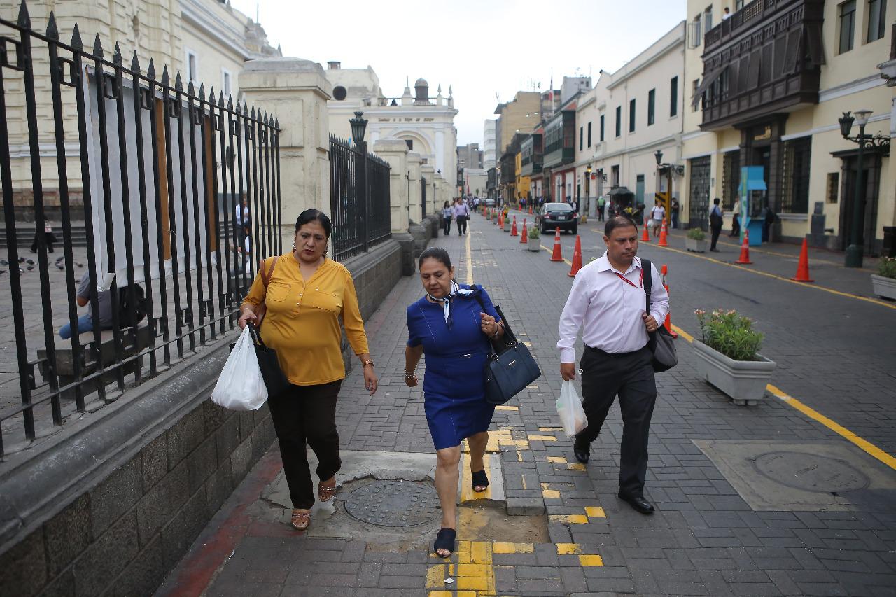 En varias calles del Damero de Pizarro se ensancharon las veredas para beneficiar a los peatones. Provisionalmente, han sido delimitadas con pinturas, macetas y conos (Foto: Atoq Ramón)