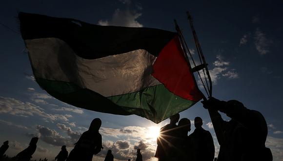 Un manifestante ondea una bandera palestina durante una protesta contra Israel en la valla fronteriza Israel-Gaza, en el sur de la Franja de Gaza. (Foto: Reuters)