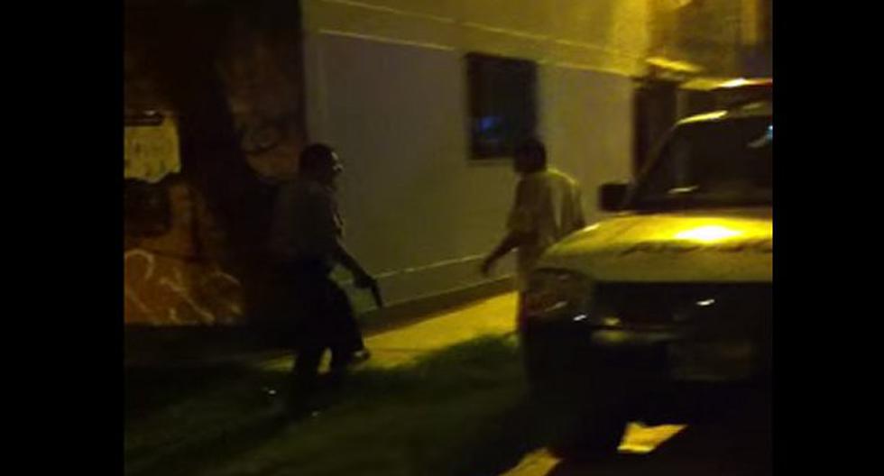 Jóvenes encararon a los policías en San Juan de Lurigancho. (Foto: YouTube)