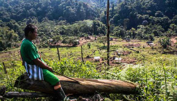 Indígenas denuncian que cada vez ven más cultivos de coca en los alrededores y gente transportando droga. Por eso demandan una pronta titulación de sus territorios para protegerse de los invasores. Foto: Federico Cisneros