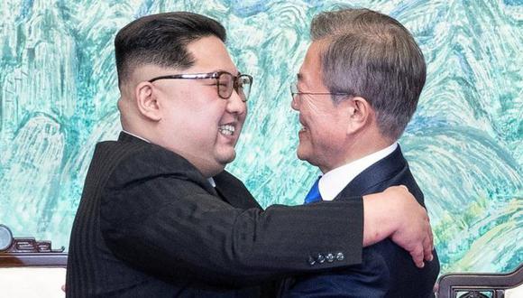 Kim y Moon alzaron sus brazos después de firmar acuerdos en una cumbre histórica. (Reuters)