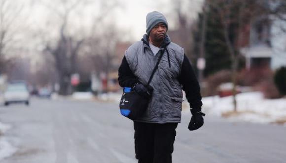 Llueven donaciones para hombre que camina 33 km al trabajo