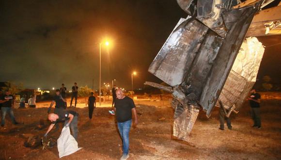 Autoridades israelíes inspeccionan los restos de lo que el ejército dijo que es un cohete antiaéreo sirio que explotó en el aire, en la ciudad de Rahat, Israel, el 2 de julio de 2023. (Foto de AP)