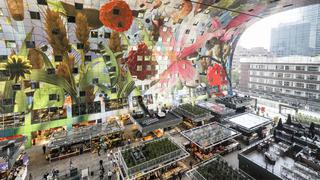 Compra bajo frutas y verduras en el nuevo mercado de Rotterdam