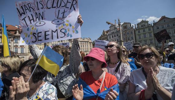 Una manifestación de refugiados ucranianos que piden el fin del conflicto con Rusia, en Praga. La capital de la República Checa acoge a la mayor cantidad de los hasta ahora 320.000 refugiados del país en guerra que han llegado al país. .