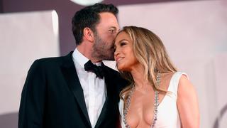 Ben Affleck y Jennifer Lopez se besan y derrochan amor en la alfombra roja de Venecia