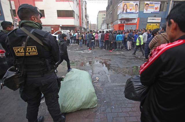 Esta madrugada un contingente de policías y trabajadores municipales llegó para impedir que cerca de mil comerciantes ambulantes se instalen en la calle Javier Luna Pizarro.