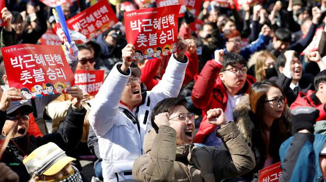 Llanto y celebración tras destitución de presidenta surcoreana - 1