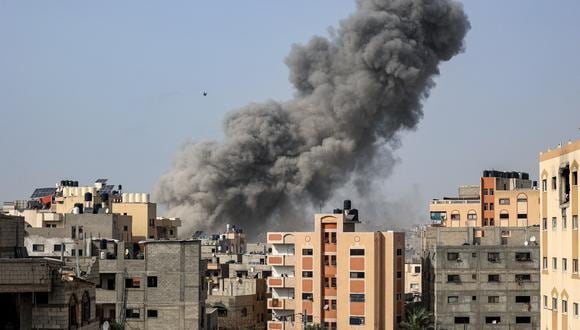 Una columna de humo que se eleva durante el bombardeo israelí en la ciudad de Gaza el 18 de abril de 2024 en medio del conflicto en curso en el territorio palestino entre Israel y el grupo militante Hamás. (Foto de AFP)