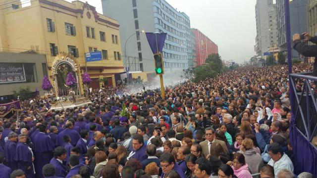 Señor de los Milagros recibe homenajes en su 2da salida [FOTOS] - 9