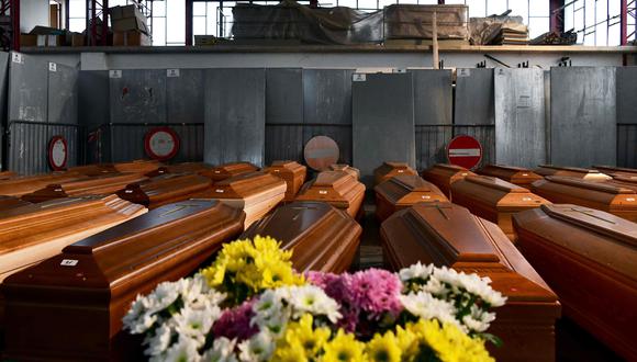 La imagen muestra los ataúdes de varias personas fallecidas en un almacén en Ponte San Pietro, cerca de Bérgamo, Lombardía, el 26 de marzo de 2020 antes de ser transportados a otra región para ser cremados. Foto: AFP