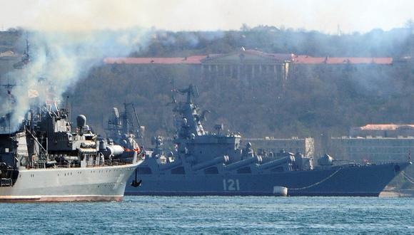 En la foto se ve al patrullero de la armada rusa 'Pytliviy' (Izq.) navegar cerca del crucero de misiles insignia de la Armada rusa 'Moskva' (Der.) atracado en la bahía de la ciudad de Crimea de Sebastopol. (Foto de archivo: AFP)