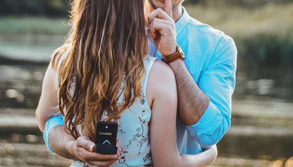 Un hombre le compró el anillo de compromiso que no pudo obsequiarle a su esposa cuando se casaron de jóvenes y la historia detrás del regalo se volvió tendencia en las redes sociales. | Crédito: Pexels / Referencial.