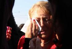 FOTO: Hombre escupe a Michelle Bachelet en el rostro