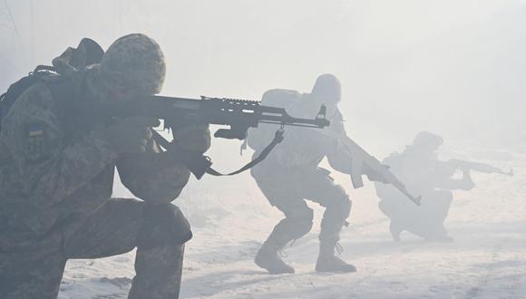 Las Fuerzas de Defensa Territorial de Ucrania, la reserva militar de las Fuerzas Armadas, participan en un ejercicio militar cerca de Kiev el 25 de diciembre de 2021. (SERGEI SUPINSKY / AFP).