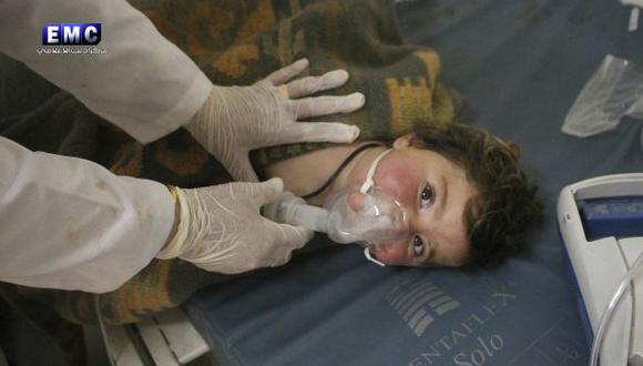 Un ni&ntilde;o es atendido en un hospital de Siria luego de que fuera afectado por el gas sar&iacute;n. (AP).