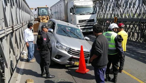 La camioneta pudo ser retirada del lugar dos horas después con apoyo de serenazgo de Virú y la Policía Nacional. (Foto: cortesía Joseth García / Virú) 

)